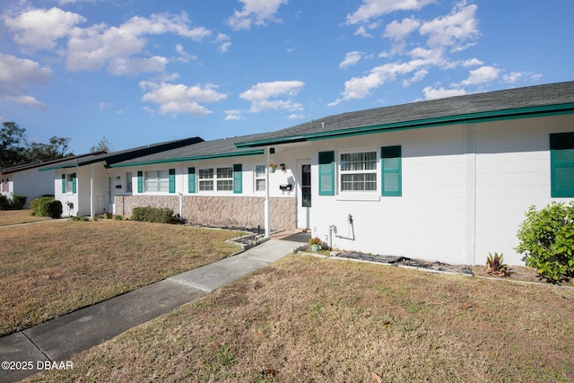 single story home featuring a front yard