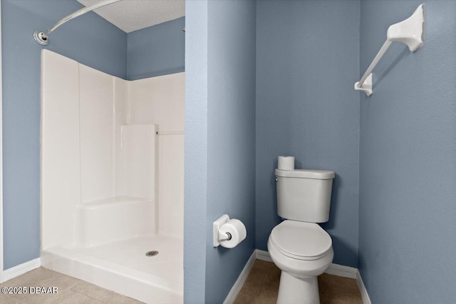 full bathroom with a shower, baseboards, toilet, and tile patterned floors