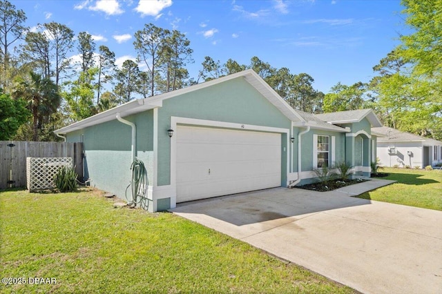 view of front facade featuring fence, a front yard, stucco siding, a garage, and driveway