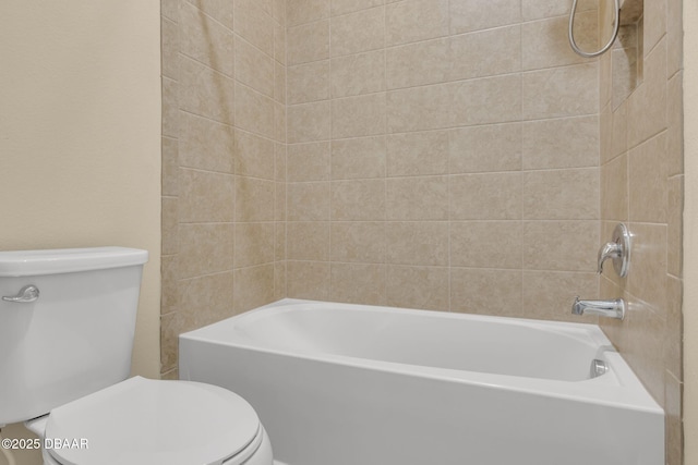 bathroom with tiled shower / bath and toilet