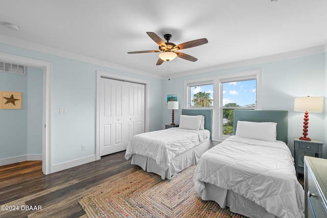 bedroom with dark hardwood / wood-style flooring, a closet, ornamental molding, and ceiling fan