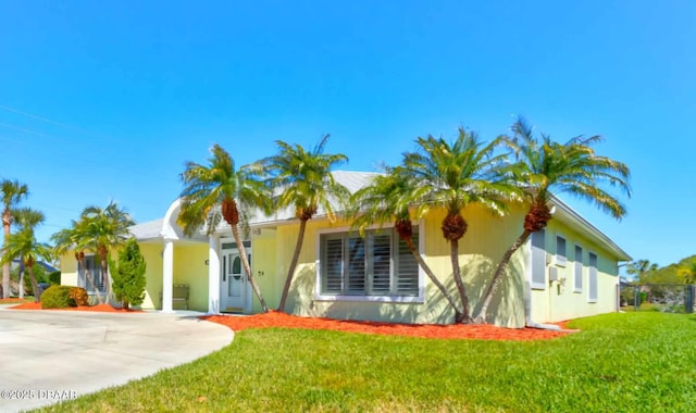 view of front of house featuring a front lawn