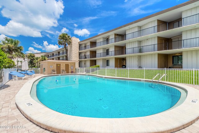 view of swimming pool