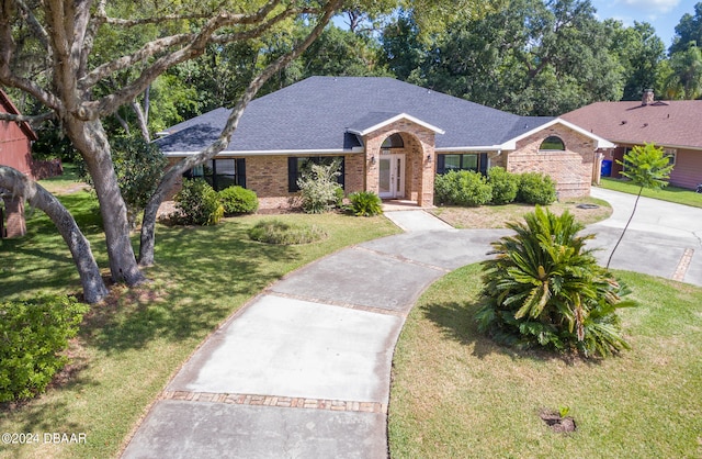 ranch-style home featuring a front lawn