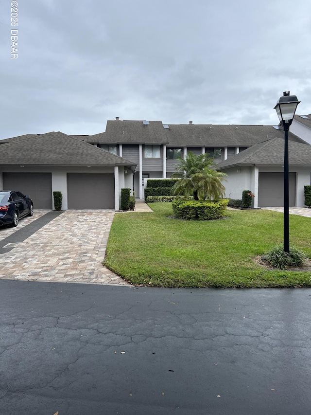 single story home with a front lawn