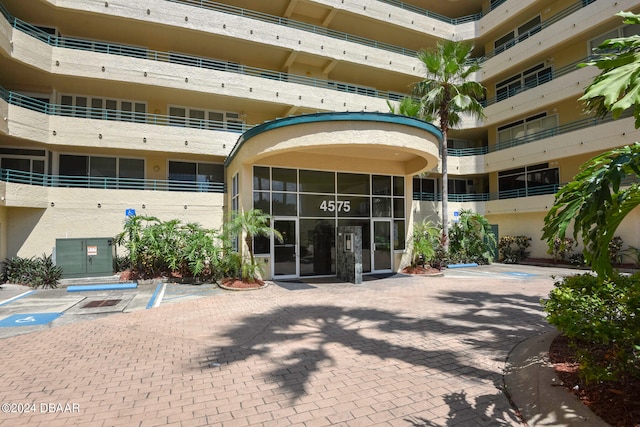 property entrance featuring a balcony