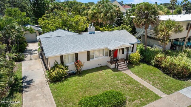 view of front of house featuring a front lawn and a garage