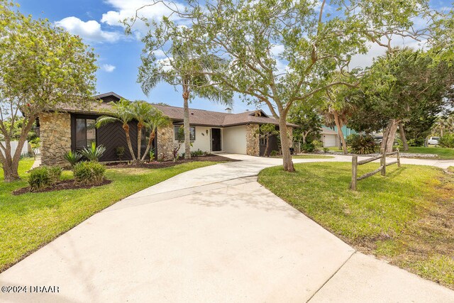 view of front of home featuring a front yard and a garage