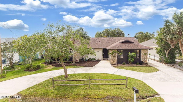 view of front facade with a front yard