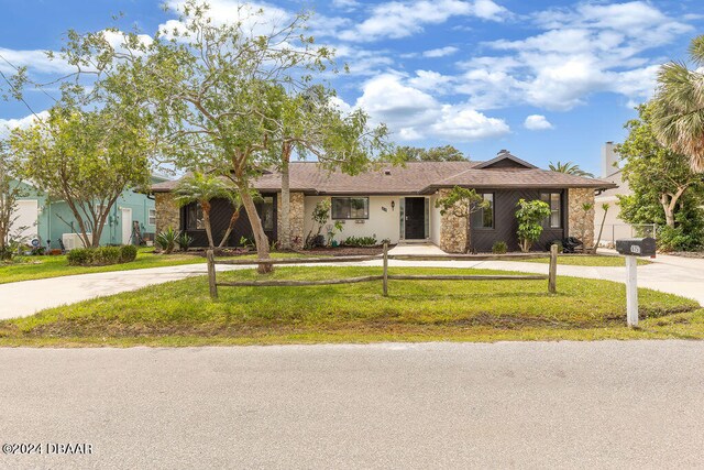 ranch-style home featuring a front lawn