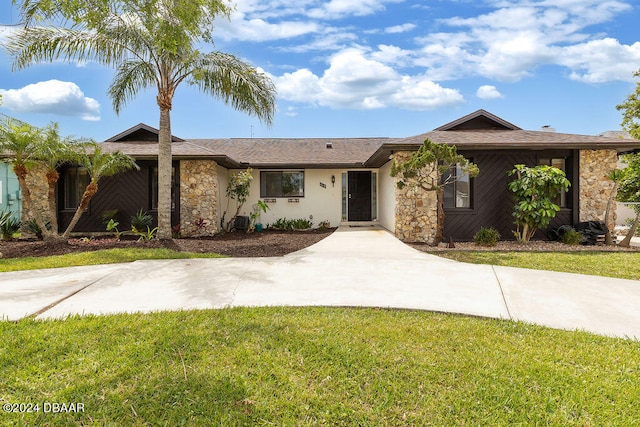 single story home featuring a front yard