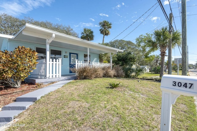 single story home featuring a porch and a front lawn