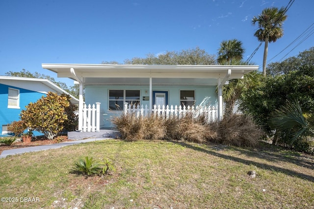 view of front of home featuring a front lawn