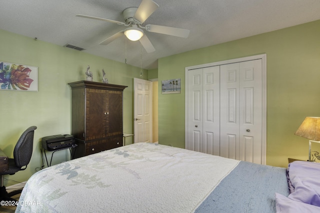 bedroom featuring ceiling fan, a closet, and a textured ceiling