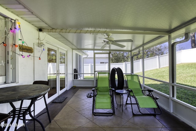 sunroom with ceiling fan