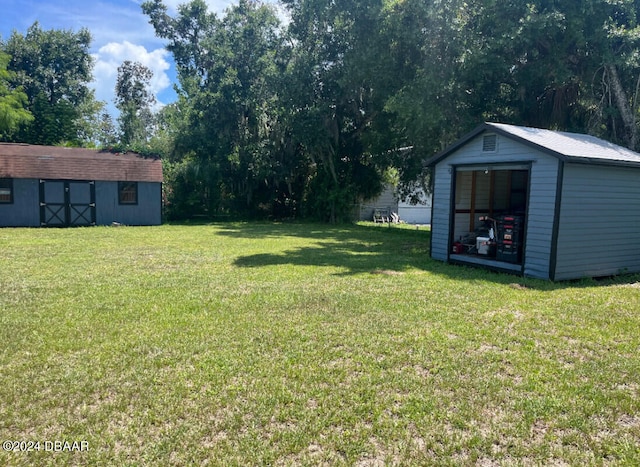 view of yard featuring a shed