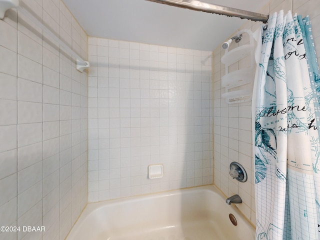 bathroom featuring shower / bath combo