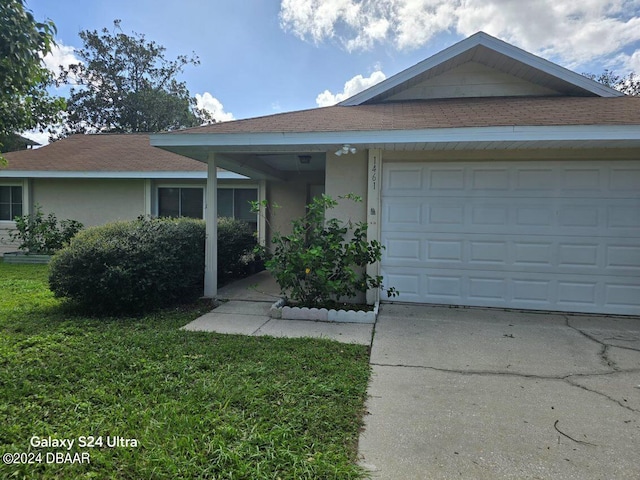 1461 Felton St, Deltona, FL 32725 - single story home featuring stucco siding, a garage, a shingled roof, a front lawn, and driveway