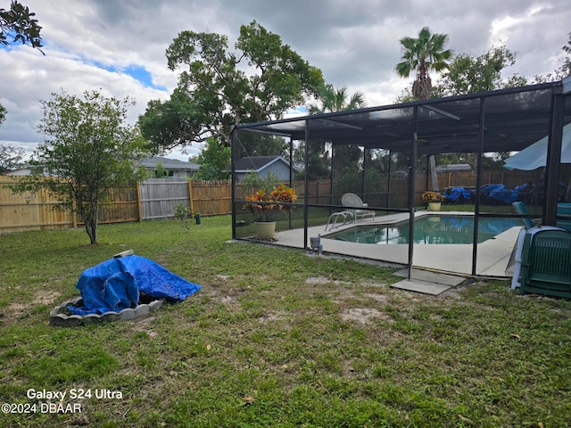 view of yard featuring a lanai and a fenced in pool