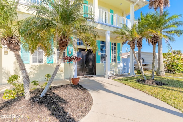 property entrance featuring a balcony