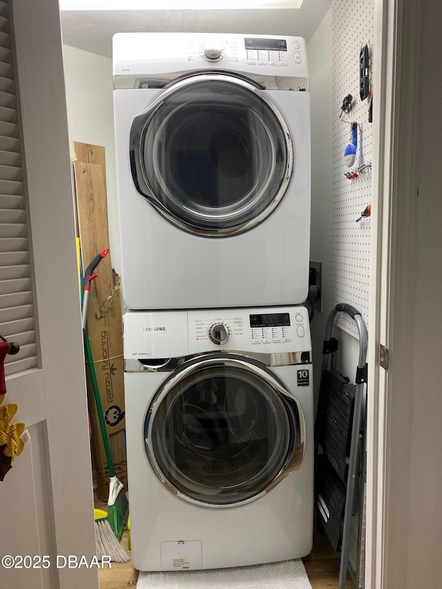 laundry room with laundry area and stacked washer and clothes dryer