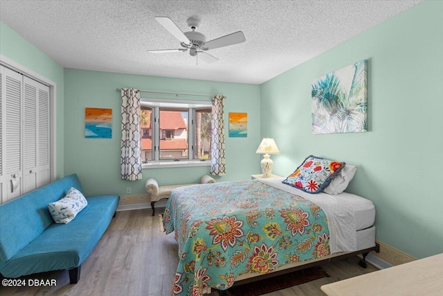 bedroom featuring hardwood / wood-style floors, ceiling fan, a textured ceiling, and a closet