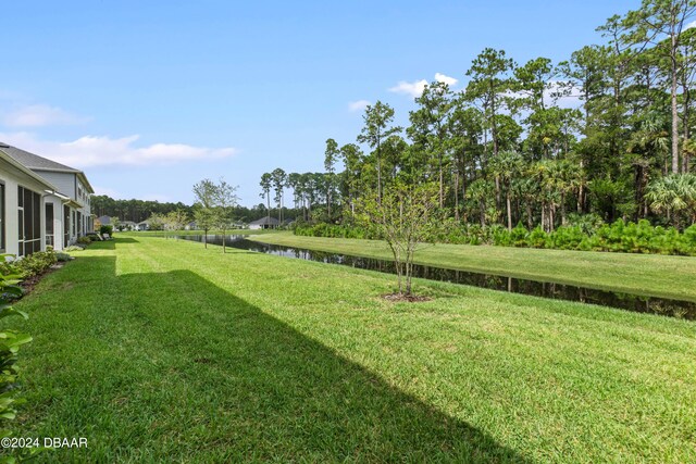 view of yard featuring a water view