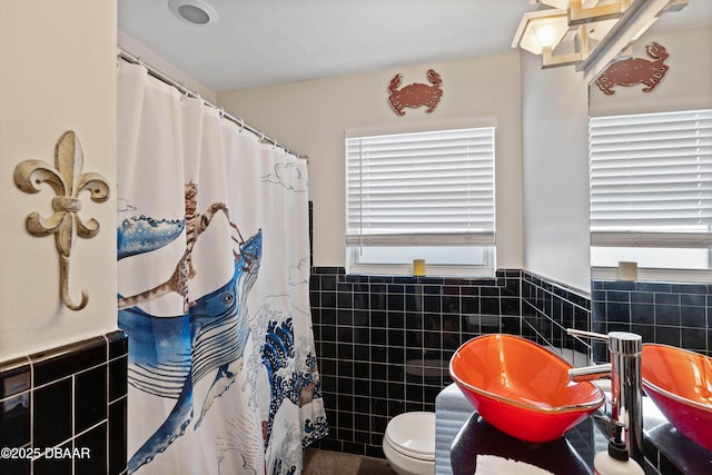 326 Flushing Ave, Daytona Beach, FL 32118 - full bath featuring tile walls, wainscoting, toilet, vanity, and curtained shower