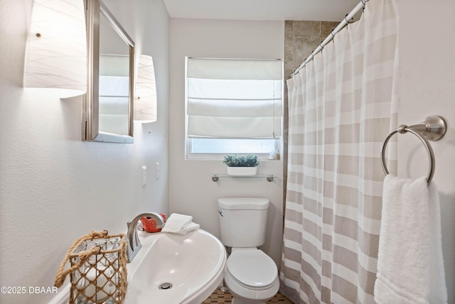326 Flushing Ave, Daytona Beach, FL 32118 - full bath featuring toilet, a sink, and a shower with shower curtain