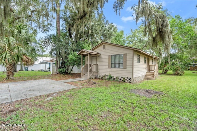 view of front of property with a front yard