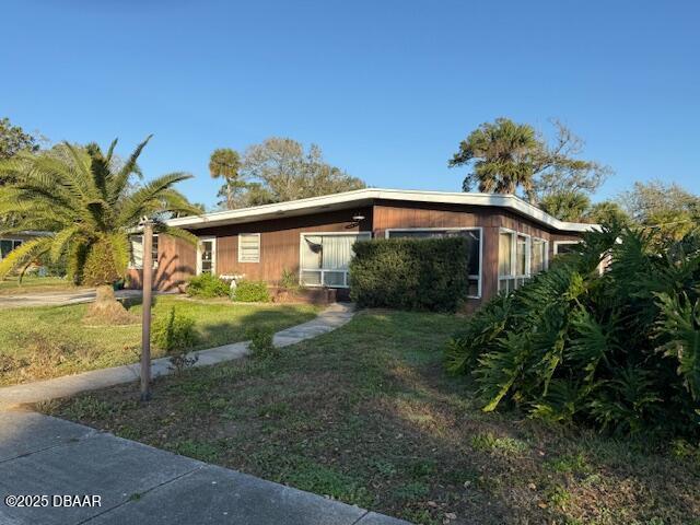 view of front of house with a front yard