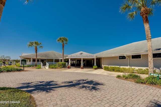 view of front facade featuring decorative driveway