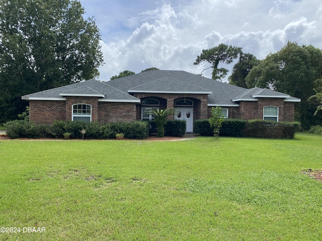 single story home with a front lawn