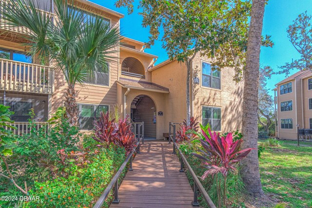 view of front of property featuring a balcony