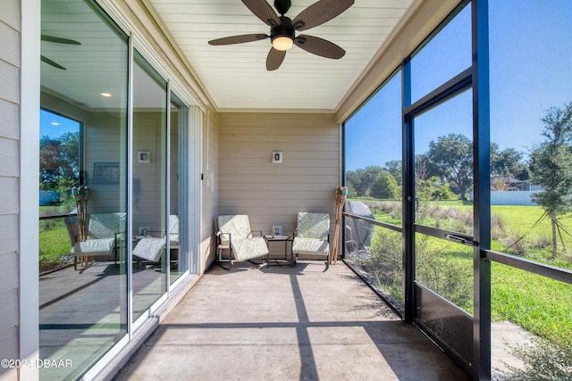 sunroom featuring a ceiling fan