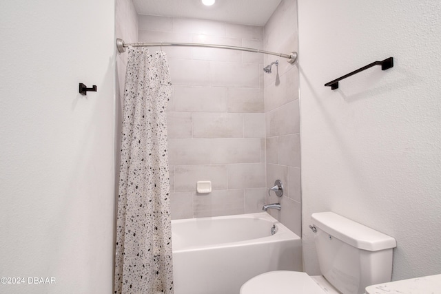 full bath with toilet and shower / tub combo with curtain