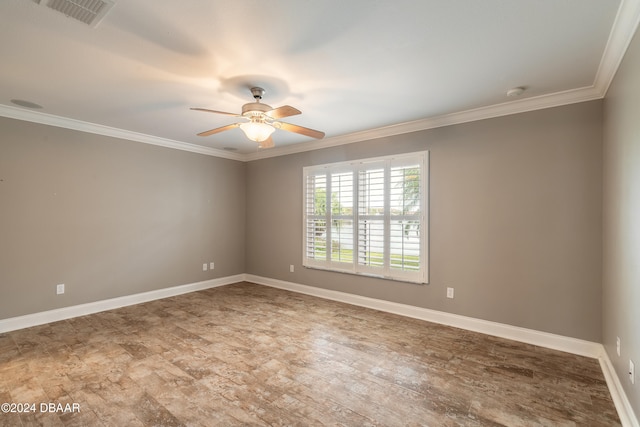 empty room featuring ceiling fan and ornamental molding