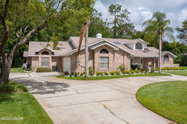 view of front of home featuring a front lawn