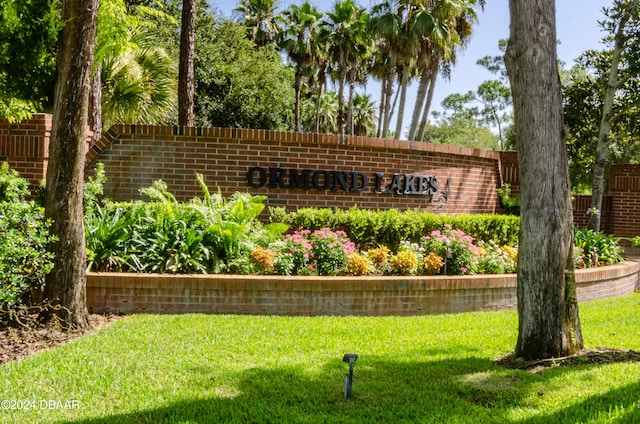 community / neighborhood sign with a yard