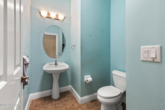 bathroom with sink and toilet