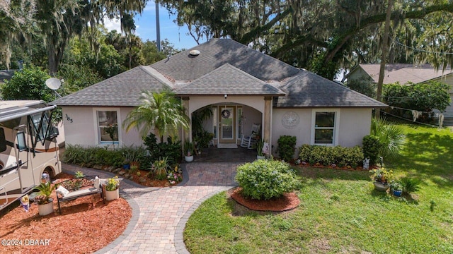 view of front facade featuring a front lawn