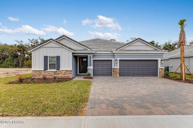 view of front of property featuring a garage and a front yard