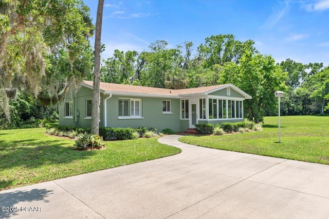 1010/1020 Big Tree Rd, Daytona Beach, FL 32119 - single story home featuring a front yard and a sunroom