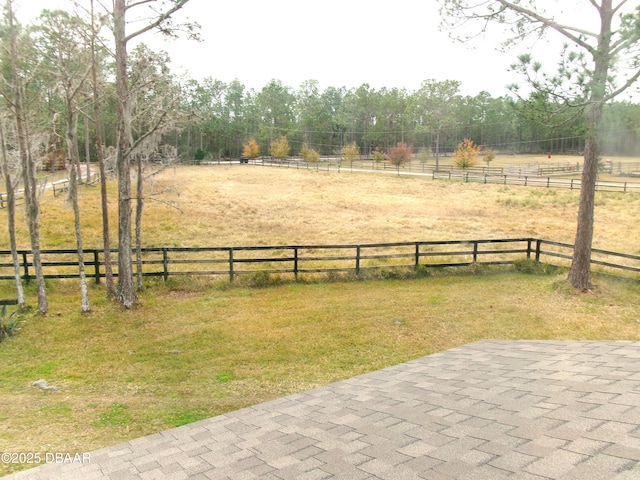 view of yard featuring a rural view