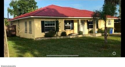 view of front of house with a front lawn