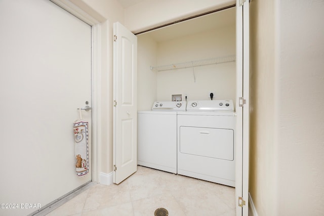 washroom featuring light tile patterned floors and independent washer and dryer