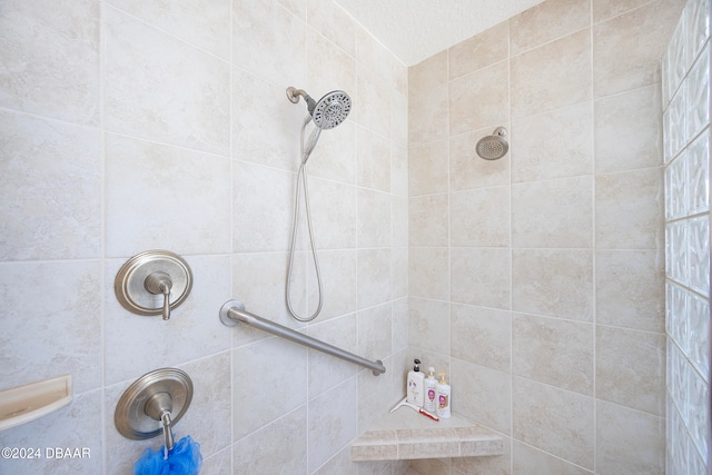 bathroom featuring a tile shower