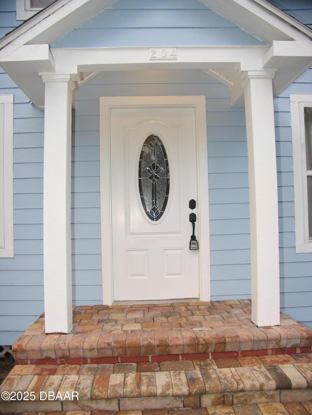 property entrance with covered porch