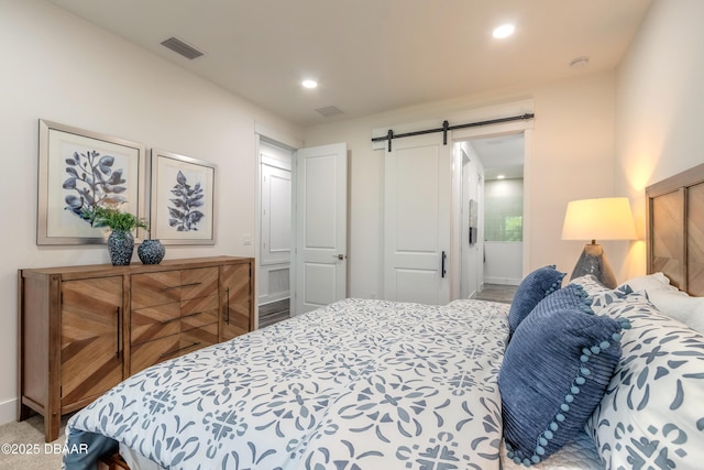 bedroom featuring a barn door