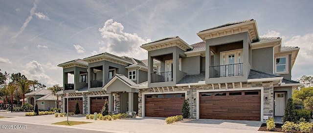 view of front of property featuring a balcony